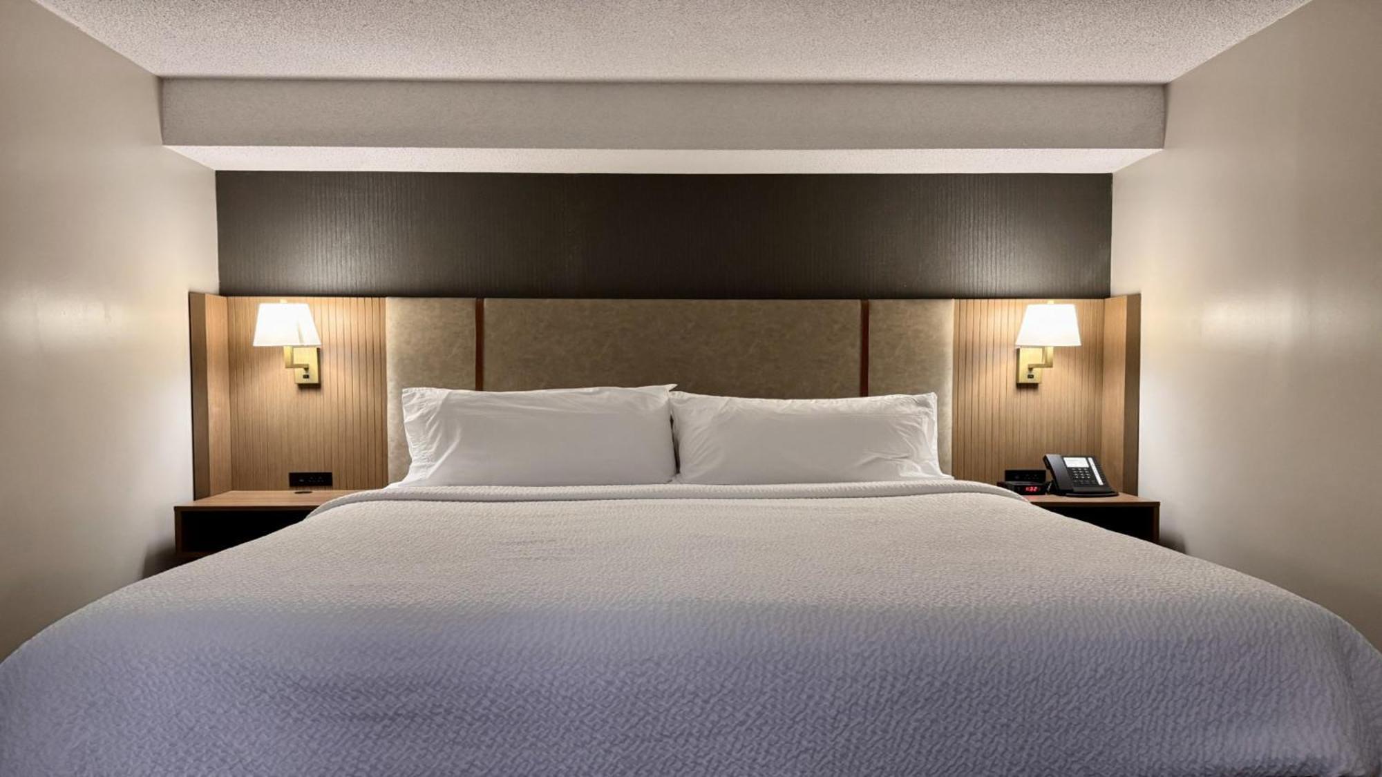 & By Ihg 3*